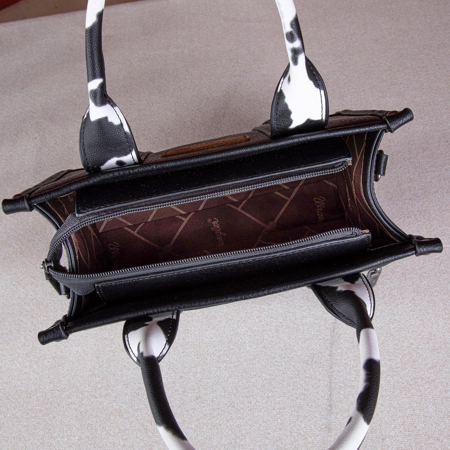 Bolsa feminina Wrangler com estampa de vaca e alça superior